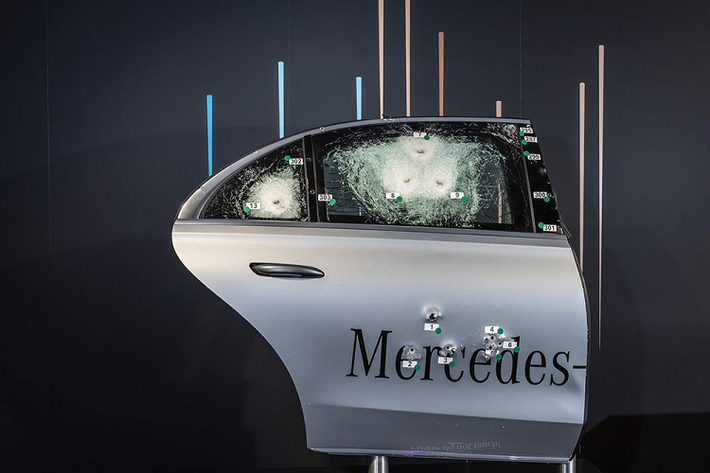 Lần đầu tiên được hé lộ vào hồi cuối tháng 7 năm nay, mẫu xe sang Mercedes-Benz S680 Guard 2022 vốn là xe bọc thép chống đạn. Bên ngoài, mẫu xe này trông không có nhiều khác biệt so với Mercedes-Benz S-Class thông thường. Tuy nhiên, trên thực tế, nó lại được trang bị lớp vỏ bọc thép chống đạn VR10. Nhờ đó, xe có thể bảo vệ người ngồi bên trong khỏi những loại súng cỡ nhỏ.