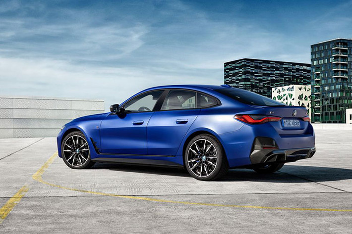 Ngoại hình của phiên bản BMW i4 bản M50 mới cũng đôi chút khác biệt so với bản tiêu chuẩn. dễ nhận thấy nhất là phần khe gió mở rộng ở đầu xe và bộ mâm 5 chấu thiết kế độc đáo.