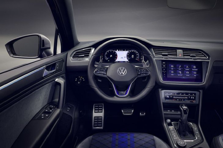 Volkswagen Tiguan facelift sở hữu lưới tản nhiệt hoàn toàn mới có sự gắn kết chặt chẽ với cụm đèn pha hai bên, trong đó, đèn pha đã được thiết kế lại dựa trên cảm hứng từ kiểu đèn pha của Golf. Ngoài ra, xe còn có cản trước thể thao hơn với các khe hút gió rõ rệt hơn.