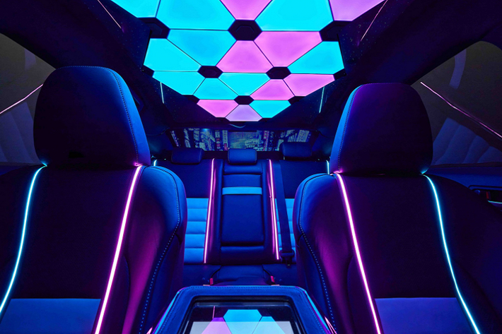Không gian ghế phụ được thương hiệu xe sang Lexus biến thành một khu vực chơi game với màn hình cong và ghế ngồi có phản hồi xúc giác. Ngoài ra còn có bàn phím có thể thu vào và bộ điều khiển trò chơi in 3D được sản xuất duy nhất.