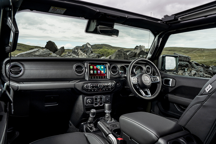 Bước vào khoang lái, Wrangler 80th Anniversary Edition có ghế ngồi và bảng táp-lô bọc da đen kết hợp cùng đường chỉ khâu màu trắng tương phản, huy hiệu kỷ niệm phiên bản này cũng được tìm thấy ở khoang nội thất xe. Bên dưới được lót thảm sàn thương hiệu Berber.