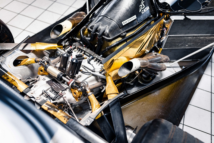 siêu xe McLaren MP4-17D 2002 được thiết kế bởi những kỹ sư tài năng trong làng F1, chẳng hạn như Adrian Newey, Mike Coughlan hay Neil Oatley.