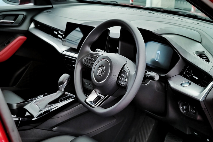 Xe được trang bị màn hình cảm ứng trung tâm 10 inch, hỗ trợ Apple CarPlay và Android Auto, camera hỗ trợ đỗ xe hiển thị nhiều góc nhìn, 6 loa giải trí, điều hoà tự động có cửa gió cho hàng ghế sau, đi kèm với lọc khí PM 2.5. Trang bị phanh tay điện tử + giữ phanh tự động. Bên cạnh đó, MG5 2021 có hệ thống khóa kỹ thuật số qua ứng dụng i-SMART trên Smart Phone, thông qua app người dùng có thể định vị xe, bật tắt điều hoà, khởi động động cơ và hơn nữa.