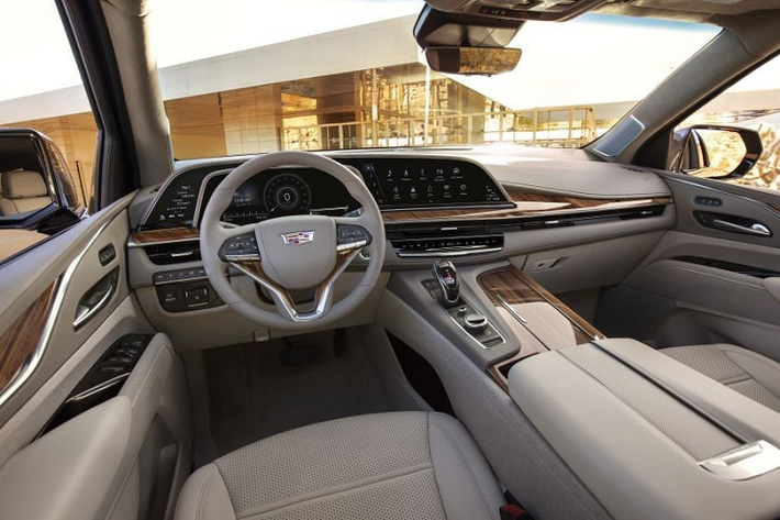Mới đây, cô Kim đã bổ sung một chiếc Cadillac Escalade độ ấn tượng vào bộ sưu tập xe cá nhân của mình. Chiếc SUV hạng sang cỡ lớn này được công ty Platinum Motorsport độ lại dựa trên Cadillac Escalade Platinum ESV.