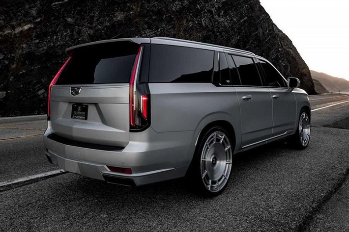 Chưa hết, công ty Platinum Motorsport còn hạ thấp gầm của chiếc SUV hạng sang cỡ lớn này. Đi kèm với đó là bộ vành với thiết kế cổ điển và có đường kính lên đến 26 inch cực đồ sộ. Cuối cùng là kính cửa màu tối nhằm đảm bảo sự riêng tư cho cô Kim "siêu vòng ba" khi đưa chiếc Cadillac Escalade này ra phố. Đáng tiếc là nội thất bên trong chiếc SUV "khủng long" của bà mẹ 4 con này không được hé lộ. Tuy nhiên, chẳng cần độ lại thì bên trong Escalade 2021 cũng đã có sẵn có 3 màn hình OLED với kích thước tổng cộng 38 inch trên mặt táp-lô. Trong khi đó, hành khách ngồi trên ghế sau có thể giải trí bằng 2 màn hình 12,6 inch.