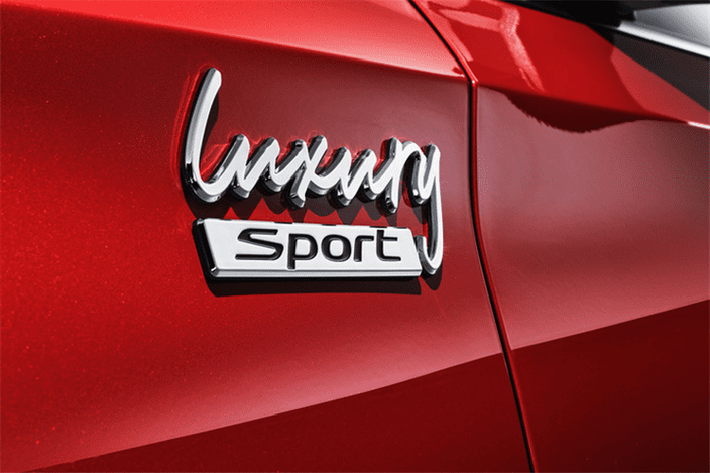 Bên sườn, Hyundai Lafesta 2021 mới có thêm bộ vành 18 inch với thiết kế mới, được sơn màu đen nhám hầm hố hơn. Nằm sau bộ vành này là cùm phanh màu đỏ theo phong cách của các mẫu xe thể thao. Tiếp đến là thanh ba-bô-lê bên sườn màu đen bóng và tem chữ nổi "Luxury Sport" mới ở chắn bùn trước.