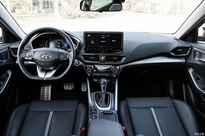Giống như phiên bản cũ, Hyundai Lafesta 2021 được trang bị vô lăng vát đáy thể thao, bảng đồng hồ kỹ thuật số với màn hình 7 inch có 4 chế độ hiển thị, màn hình cảm ứng 10,25 inch của hệ thống thông tin giải trí, phanh đỗ xe điện tử và ghế trước có tính năng làm mát.