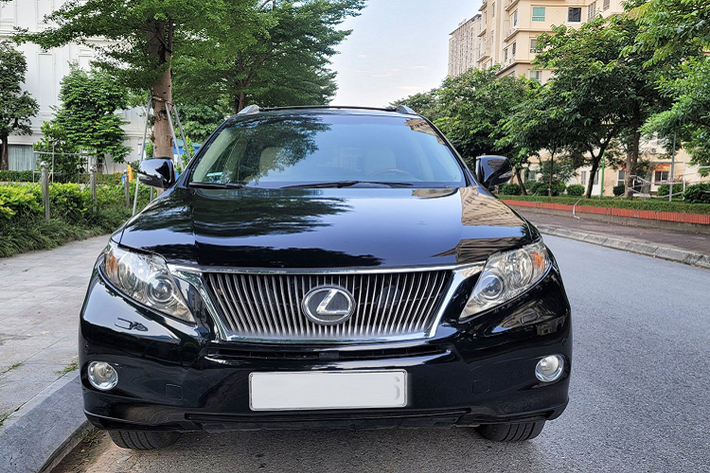 Sức mạnh được truyền xuống bốn bánh (AWD), thông qua hộp số tự động 6 cấp (6AT). Theo Lexus, xe có mức tiêu hao nhiên liệu hỗn hợp khoảng 10L/100km. Ngoại thất Lexus RX 350 thế hệ thứ 3 mang phong cách thiết kế đơn giản, hài hoà và bền dáng theo thời gian.
