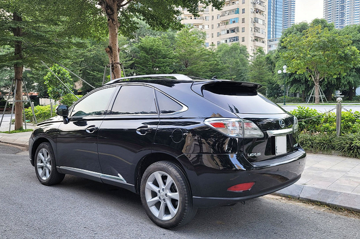 Dòng Lexus RX dùng máy hút khí tự nhiên nổi tiếng ở độ bền bỉ cao, ít hỏng vặt, phụ tùng thay thế dễ kiếm và rẻ hơn xe Đức. Chính vì thế, xe Lexus thường “có giá – giữ giá” hơn các lựa chọn xe Đức cùng đời như Mercedes-Benz ML hay BMW X5.