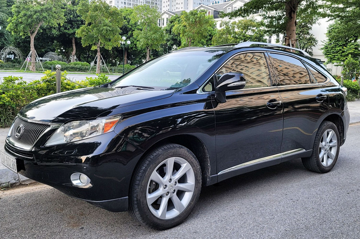 Theo thông tin rao bán trên sàn xe cũ Việt Nam, chiếc crossover hạng sang Lexus RX350 đời 2010 này đang được chào bán với mức giá “thách cưới” 1,180 tỷ đồng, xe trong tình trạng khá mới và mức ODO đã đi khoảng 80.000km.