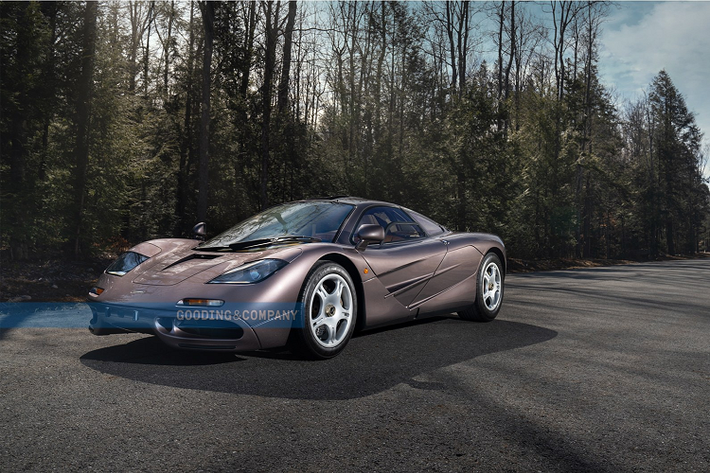 McLaren F1 sử dụng động cơ V12 6.1L do BMW sản xuất, sản sinh công suất 627 mã lực. Siêu xe có thể tăng tốc 0-100 km/h trong 3,2 giây trước khi đạt vận tốc tối đa hơn 386 km/h.