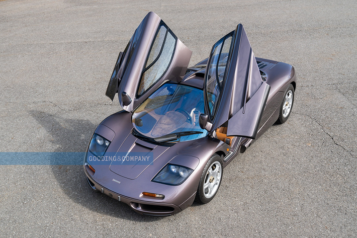 Một chiếc McLaren F1 đời 1995 sẽ được bán đấu giá vào tháng 8/2021 tới với mức giá dự kiến khoảng 15 triệu USD (khoảng 345 tỷ đồng). Mức giá ngất ngưởng đến từ sự hiếm có và số km lăn bánh ít ỏi của chiếc McLaren F1 này.