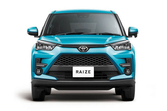 Xe dùng hệ thống truyền động kép D-CVT. Chiếc mini SUV có cả bản dẫn động một cầu 2WD hoặc dẫn động 4 bánh 4WD. Tại thị trường Nhật Bản, giá xe Toyota Raize 2021 từ 1,679 - 2,282 triệu Yên (tương đương 361-491 triệu đồng).