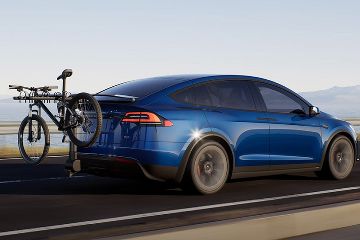 Với biến thể Long Range, Tesla Model X có 2 động cơ điện, tổng công suất cực đại đạt 670 mã lực, thời gian tăng tốc 0-96 km/h mất 3,7 giây, tốc độ tối đa 250 km/h và phạm vi hoạt động ước tính 579 km. Cả 2 phiên bản cùng có hệ dẫn động 4 bánh toàn thời gian. Thông số của cụm pin không được tiết lộ nhưng có thông tin cho rằng Tesla có thể đã phát triển loại pin mới có hiệu quả sử dụng năng lượng tốt hơn.