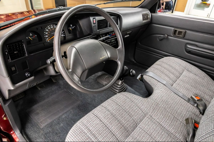 Chiếc Hilux đời 1991 này sở hữu màu sơn “zin” Đỏ (Medium Red Pearl) còn đẹp và trong tình trạng tốt. Xe còn đầy đủ các tem và logo bên ngoài ngoại thất. Ngoại thất chiếc bán tải hầu như không có dấu vết đâm đụng hay cọ quẹt cho thấy nó chưa từng được sử dụng để chở hàng hoá nặng nề.
