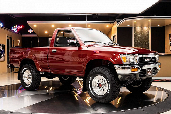 Bán tải Toyota Hilux ra mắt lần đầu tiên vào tháng 3 năm 1968 và đến nay dòng xe bán tải này đã trải qua gần 8 thế hệ. Theo tìm hiểu, cái tên Hilux mang ý nghĩa là Cao - “High” và “Luxury” - Sang Trọng.