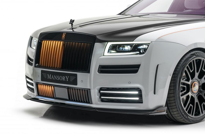 Cụ thể, trang bị đầu tiên trên Rolls-Royce Ghost độ V12 Mansory có sự thay đổi rõ nét nhất là nắp capô bằng sợi carbon được đánh bóng, cản sốc trước hoàn toàn mới với hốc gió lớn hơn, ốp cánh gió trước bằng sợi carbon, lưới tản nhiệt được bổ sung thêm đèn hắt sáng và 4 dải đèn LED DRL hoàn toàn mới ở bên dưới cản sốc.