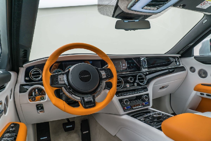 Bên cạnh đó, ốp che trên hốc bánh xe Mansory Rolls-Royce Ghost cũng là trang bị mới, được đính kèm nẹp bằng sợi carbon và huy hiệu Mansory màu cam. Tay nắm cửa xe và viền cửa sổ được đổi thành màu đen. Ở đuôi xe, Mansory trang bị cho Rolls-Royce Ghost 2021 2 cánh gió, một được bố trí ở cuối mui xe và một được đặt tại đuôi nắp cốp.