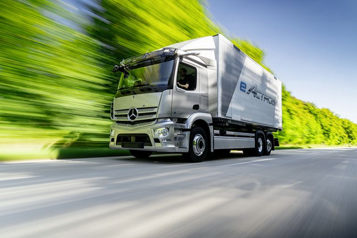 Ở cấu hình 4 pin, eActros có phạm vi hoạt động tối đa lên tới 400 km. Với bộ sạc 400A DC, pin có thể tăng từ 20% lên 80% chỉ trong hơn một giờ. Giống như ô tô điện thông thường, eActros cũng có hệ thống phanh phục hồi năng lượng.