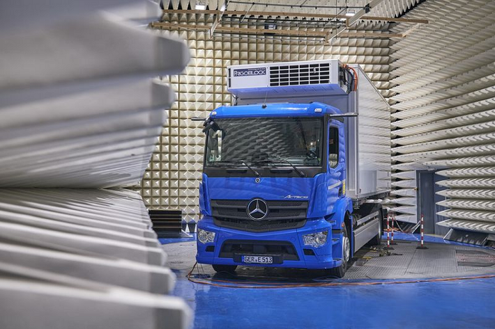 Đi kèm là hộp số 2 cấp xe để tăng tốc tốt hơn. Xe tải điện eActros có thể được cung cấp 3 hoặc 4 bộ pin 105 kWh, gấp vài lần so với mẫu xe điện EQS của Mercedes.