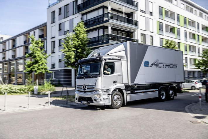 Để góp phần giải quyết vấn đề biến đổi khí hậu trên thế giới, Mercedes-Benz đã và đang tiến hành việc nghiên cứu, sản xuất những chiếc xe chạy điện 100%, không chỉ là xe chở khách mà còn với cả xe tải chở hàng chuyên dụng. Mercedes eActros chạy điện là mẫu xe tiên phong trong dự án lớn này.