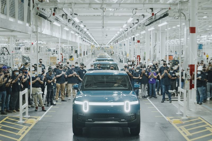 Vào 3 năm trước, khi Rivian ra mắt R1T, hãng đã đạt được những bước tiến lớn, bao gồm việc cải tạo lại một nhà máy cũ của Mitsubishi ở Normal, Illinois, huy động được những khoản tiền khổng lồ từ các nhà đầu tư...