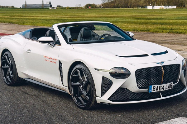 Bentley Mulliner Bacalar 2021 mới là mẫu xe mui trần đặc biệt đã lần đầu tiên trình làng vào đầu tháng 4 năm nay. Đây là mẫu xe do bộ phận Mulliner của hãng Bentley tạo ra dựa trên Continental GTC mui trần và chỉ có số lượng sản xuất đúng 12 chiếc. Với giá bán lên đến 1,5 triệu Bảng (khoảng 2 triệu USD hay 48 tỷ đồng), Mulliner Bacalar đương nhiên khiến hãng Bentley phải tốn khá nhiều công sức trong quá trình sản xuất.