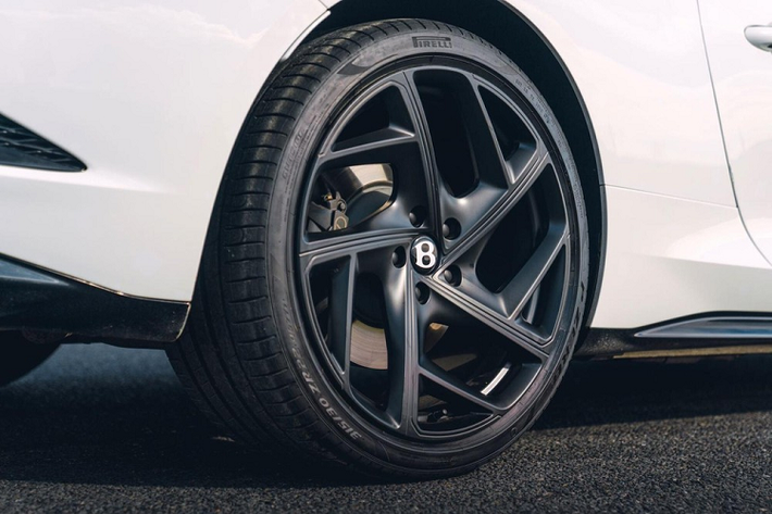 Theo hãng xe siêu sang Bentley, khách hàng sẽ chẳng bao giờ nhầm lẫn Mulliner Bacalar với Continental GTC tiêu chuẩn vì mẫu xe đặc biệt này có đến 750 bộ phận mới. Trong đó, có bộ vành hợp kim mới của Bentley Mulliner Bacalar. Chi tiết này có đến 3 lớp sơn bên ngoài nên hãng Bentley phải mất đến 1 tuần mới sơn xong 1 vành la-zăng cho xe.