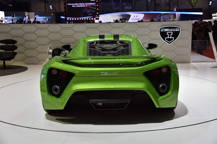 Điều đáng nói nhất của Zenvo ST1 phải kể đến động cơ V8 6.8L tăng áp kép, cho công suất 1.104 mã lực và mô-men xoắn cực đại 1.430 Nm. Sức mạnh được truyền tới bánh sau thông qua hộp số sàn 7 cấp. Chiếc siêu xe này chỉ mất 2,7 giây để tăng tốc 0-100 km/h trước khi đạt tốc độ tối đa lên tới 375 km/h. Ngay vào thời điểm mới ra mắt, xét về tốc độ, Zenvo ST1 chỉ thua Bugatti Veyron Super Sport, Koenigsegg Agera R và Hennessey Veynom GT.