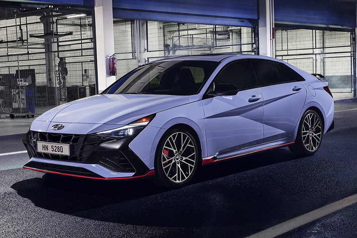 Dòng sedan cỡ C Hyundai Elantra hiện đã có phiên bản N Line thể thao hơn. Tuy nhiên, hãng Hyundai vẫn chưa thấy đủ và tiếp tục tung ra phiên bản N hiệu suất cao của dòng xe này. Hyundai Elantra N 2022 mới vốn được gọi bằng cái tên khác là i30 N Sedan ở một số thị trường trên thế giới như Úc. Do đó, không có gì bất ngờ khi mẫu sedan hiệu suất cao này chia sẻ một số bộ phận với Hyundai Elantra i30 N mang kiểu dáng hatchback hiện đang bán trên thị trường châu Âu
