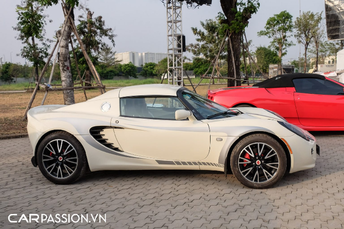 Điểm cộng lớn nhất của Lotus Elise S2 nằm ở thiết kế nhỏ gọn và linh hoạt, cụ thể, chiều dài x rộng lần lượt là 3.785 x 1.719 mm. Chiều cao thấp, chỉ hơn 1.100 mm và trục cơ sở dài 2.300 mm. Một điểm thú vị khác về mẫu xe thể thao Anh Quốc nằm ở phần mui xe có thể tháo rời bằng tay, biến Elise thành một chiếc xe mui trần thời thượng. Chưa dừng lại ở đó, ngoại thất xe được trang bị hàng loạt các chi tiết được làm từ vật liệu sợi carbon “siêu nhẹ”, bao gồm : khe chia gió hông, khe thoát khí trên nắp động cơ,…