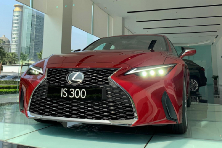 Sau nhiều năm phân phối xe tại thị trường Việt, Lexus Việt Nam đã mở rộng danh mục sản phẩm dòng xe sedan khi bổ sung thêm mẫu IS 2021. Dòng xe Lexus IS thế hệ mới được định vị thấp hơn hai dòng ES cỡ trung và LS cỡ lớn.