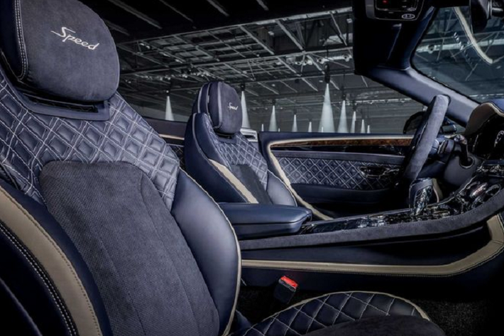 Bentley còn cung cấp nhiều màu sắc khác nhau cho các chi tiết ốp gỗ giúp tăng vẻ sang trọng của xe (đen Piano Black, nâu Crown Cut Walnut, nâu satin Dark Stain Burr Walnut, và đen Dark Fiddleback Eucalyptus).