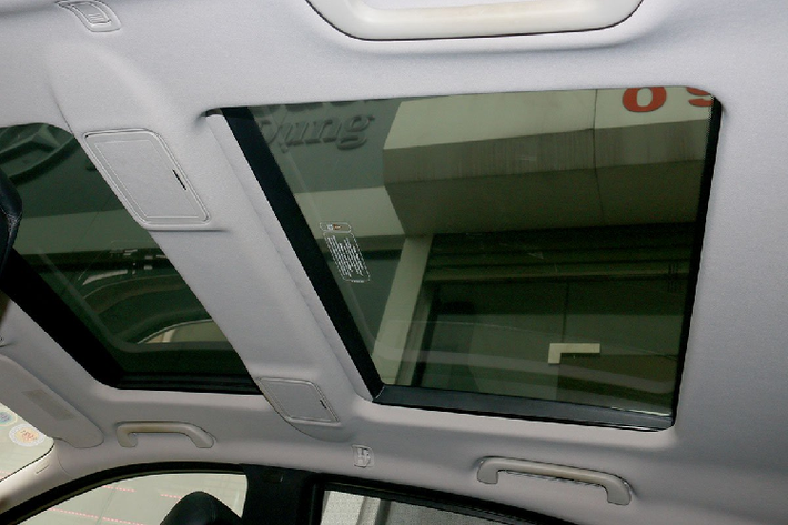 Bên cạnh một số trang bị thiết thực khác như: đề nổ Start/Stop, cốp điện, đèn pha (có rửa đèn) & gạt mưa tự động, CD 06 đĩa, cần số sau vô lăng, camera lùi, cảm biến quanh xe và hơn thế nữa.