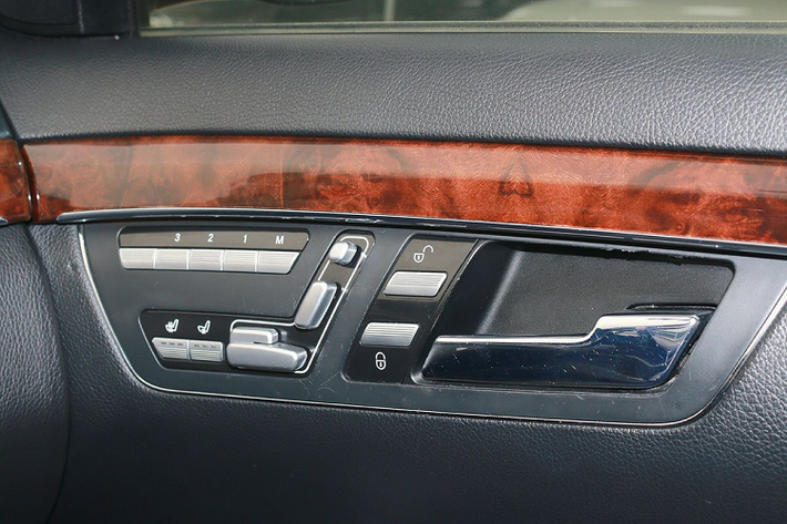 Cách đây hơn chục năm trước, S550 đời 2008 là một trong những chiếc xe hạng sang cỡ lớn "sang chảnh" nhất thị trường khi trang bị nhiều "đồ chơi" tiện nghi và hỗ trợ lái cao cấp, mà người mua không thể thấy trên các dòng xe phổ thông ngày nay trong tầm giá 900 triệu như: nội thất bọc da ốp gỗ cao cấp, chức năng nâng hạ gầm 4 bánh, 10 túi khí an toàn, rèm che nắng điều khiển điện, dàn âm thanh Harman Kardon 14 loa & sub.