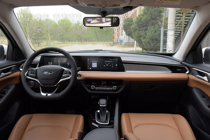 Bước vào bên trong Ford Escort 2021, người lái sẽ lập tức bắt gặp 2 màn hình cỡ lớn, nằm trong cùng một khối.