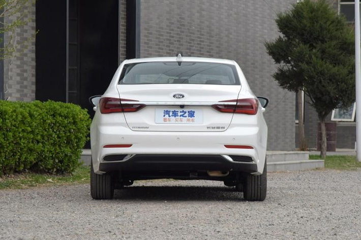 Đằng sau, Ford Escort 2021 cũng được làm mới để trông hiện đại và hợp thời hơn. Cụ thể, mẫu sedan cỡ C này được bổ sung cụm đèn hậu có thiết kế 3D. Ăn sâu vào bên trong cụm đèn hậu là nẹp crôm khá dày dặn, được dập chữ "Escort". Bên dưới là dải đèn phản quang nằm ngang và 2 đầu ống xả giả hình thang, mạ crôm sáng bóng.