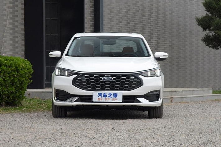 Ngoài ra, Ford Escort hoàn toàn mới còn có kích thước nhỉnh hơn một chút so với người anh em Ford Focus Sedan hiện đang bán ở một số thị trường trên thế giới. Đúng như những hình ảnh rò rỉ trước đó, Escort 2021 được áp dụng ngôn ngữ thiết kế mới của hãng Ford. Điều này được thể hiện qua thiết kế "ma trận điểm" mới của lưới tản nhiệt. Nằm hai bên lưới tản nhiệt cỡ lớn là đèn pha vừa dài vừa hẹp hơn trước.