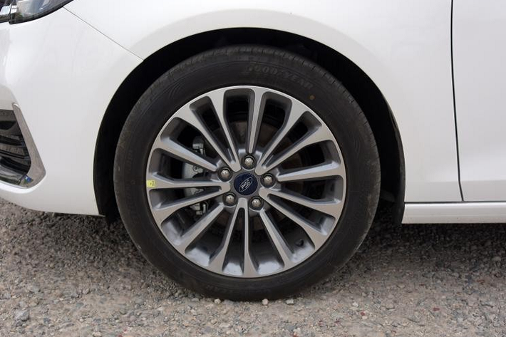 Tùy phiên bản, Ford Escort 2021 còn dùng vành la-zăng với đường kính 15 inch, 16 inch hoặc 17 inch. Các loại vành này đi với lốp có kích thước tương ứng là 195/65 R15, 205/55 R16 và 205/50 R17.