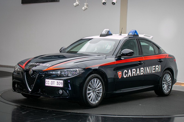 Thương hiệu Alfa Romeo đã mở ra một chương mới trong lịch sử dài hơi của mình với Carabinieri bằng cách cung cấp một chiếc xe Giulia bọc giáp cho lực lượng cảnh sát Ý. Đây là chiếc đầu tiên của một đoàn xe bao gồm 1.770 chiếc, và nó mới được giao tuần trước thông qua một sự kiện được tổ chức tại trụ sở Turin của nhà sản xuất cùng sự tham gia của nhiều nhân vật quan trọng từ các bên liên quan.