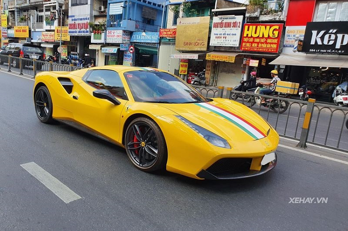 Chiếc xe trong bài là chiếc Ferrari 488 Spider thứ tư về nước, xe rất ít được lăn bánh trên phố, một năm giới mê xe chỉ có thể được chiêm ngưỡng siêu xe mui trần này khoảng 1 - 2 lần.