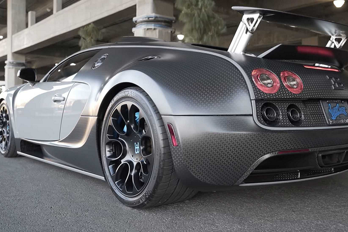 Chiếc xe này nguyên bản được phối với họa tiết carbon từ Mansory chủ đạo cùng màu đỏ tươi cho các phần vè trước cũng như cửa xe. Khoang nội thất của xe nguyên bản được Mansory phối lại với da màu đen cùng màu trắng, kết hợp với đó chính là họa tiết chữ V trên các phần ghế ngồi.