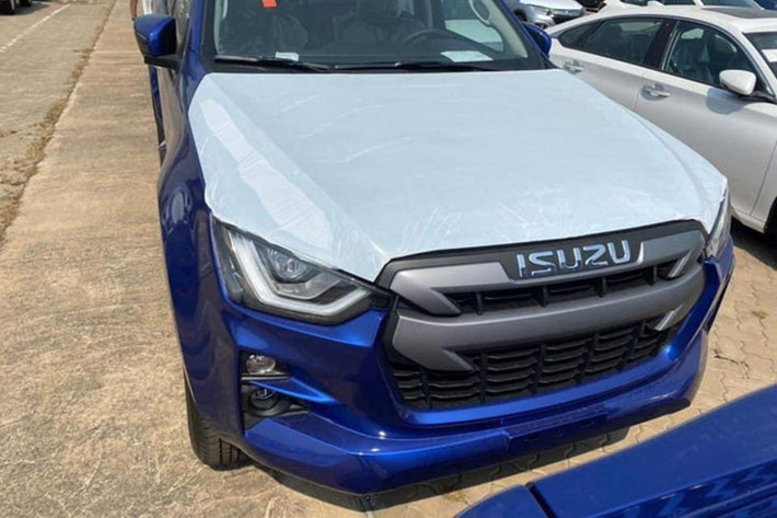 Các trang bị an toàn của Isuzu D-Max 2021 sẽ bán ra Việt Nam vẫn chưa được hé lộ ở thời điểm này nhưng nếu không bị cắt bỏ, mẫu bán tải này sẽ có những tính năng hấp dẫn như cảnh báo điểm mù, cảnh báo phương tiện cắt ngang phía sau khi lùi.