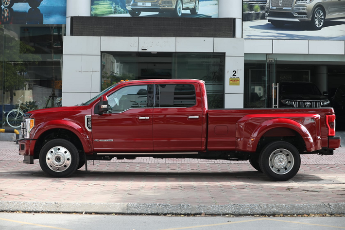 Về nguồn gốc, "Siêu bán tải 6 bánh" Ford F-450 Limited Super Duty mới được đại gia hoa lan Bình Phước tậu được một doanh nghiệp nhập xe tư nhân ở thủ đô Hà Nội đưa về và số luợng mẫu xe này đang có mặt trong nước chỉ dao động trong khoảng 3 chiếc. Trước đây, giá xe Ford F-450 Limited Super Duty được chào bán khoảng hơn 6 tỷ đồng.