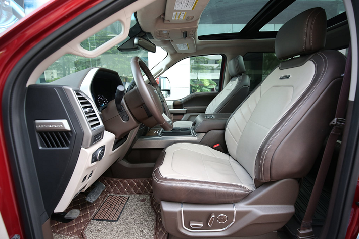 Ở phần ngoại hình, Ford F-450 Limited Super Duty mang phong cách thiết kế hầm hố và to lớn đặc trưng. Các chi tiết như mặt ca-lăng, hệ thống đèn chiếu sáng trước/sau hay mâm xe, phuộc... của Ford F-450 Limited Super Duty đều được chế tạo với kích thước rất lớn.