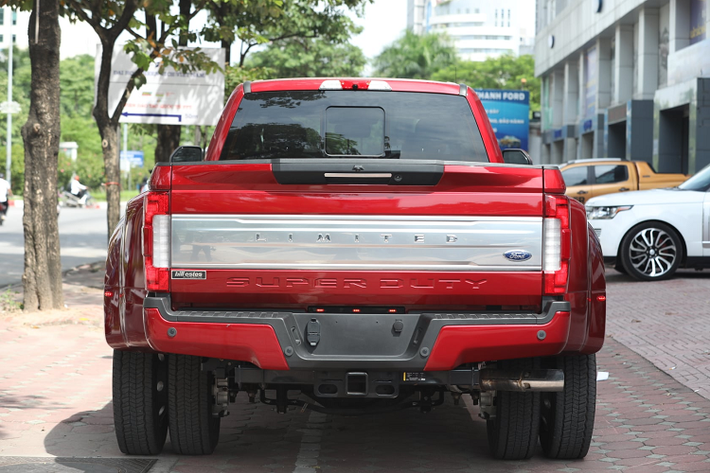 Để kéo một thân xác ngoại cỡ như F-450 Limited Super Duty, Ford đã trang bị trên mẫu xe này khối động cơ dầu 6.7L tăng áp, sản sinh công suất 450 mã lực tại 2.800 vòng/phút và 1.268 Nm mô-men xoắn cực đại tại 1.800 vòng/phút.
