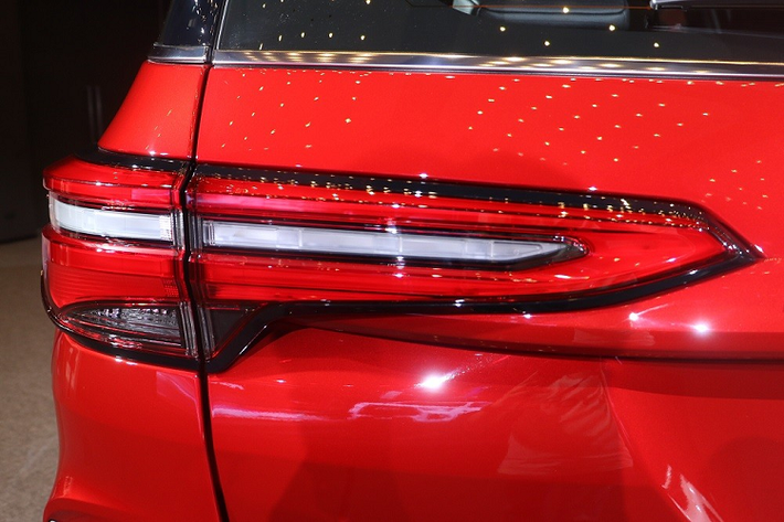 Giá xe Toyota Fortuner GR Sport 2021 mới tại thị trường Thái Lan khởi điểm từ 1,879 triệu Baht (khoảng 1,3 tỷ đồng). Dự kiến, xe sẽ bắt đầu có mặt tại các showroom ở Thái Lan từ ngày 17/9 tới đây.