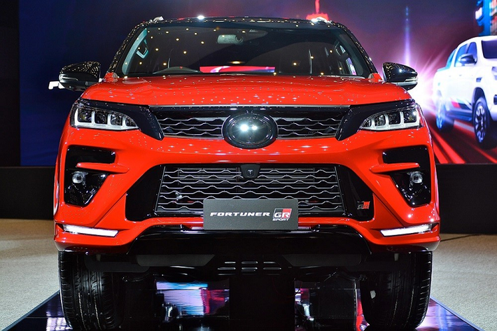 Lấy cảm hứng thiết kế từ xe đua của đội Toyota Gazoo Racing, Fortuner GR Sport dành cho thị trường Thái Lan có những chi tiết màu đen bóng mới ở lưới tản nhiệt dưới, cản trước và bao quanh đèn hậu. Thêm vào đó là hốc đèn sương mù thể thao hơn, gợi liên tưởng đến Toyota GR Yaris.