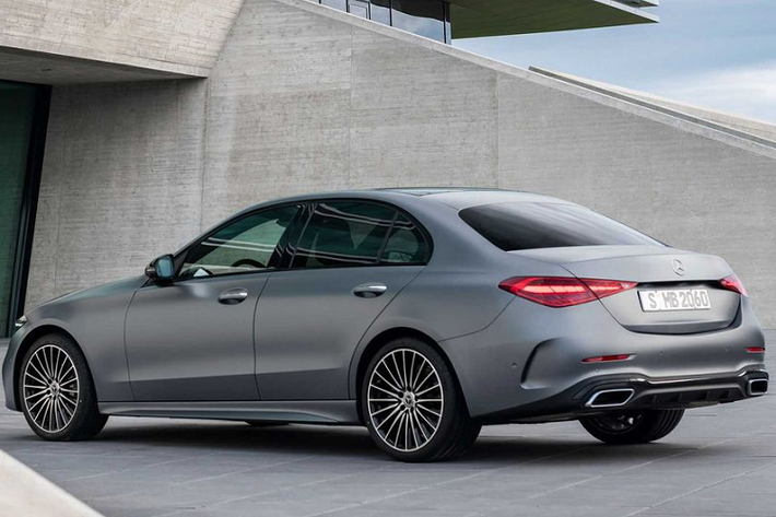 Trên thực tế, việc những lô xe đầu tiên của dòng C300 AMG được phân phối tới tay người tiêu dùng theo dạng nhập khẩu nguyên chiếc không còn là điều xa lạ. Trước đó, dòng GLC 300 AMG (facelift) cũng từng được phía Mercedes-Benz Việt Nam thực hiện điều tương tự với giá bán 2,559 tỷ đồng. Sau đó một thời gian ngắn, xe lại được chuyển sang phân phối theo dạng lắp ráp trong nước với mức giá cạnh tranh hơn chỉ 2,399 tỷ đồng (nay là 2,499 tỷ đồng).