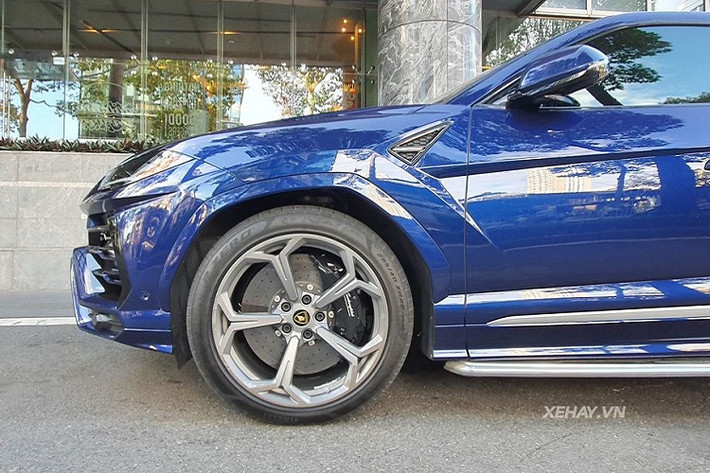 Về ngoại hình, Lamborghini Urus là sự pha trộn giữa 2 mẫu siêu xe đình đám Aventador và Huracan. Với thiết kế kiểu SUV lai Coupe thời thuợng, Lamborghini Urus đã nhanh chóng chiếm được cảm tình đặc biệt của giới nhà giàu trên khắp thế giới và minh chứng rõ ràng nhất là thông qua các con số bán hàng kỷ lục.